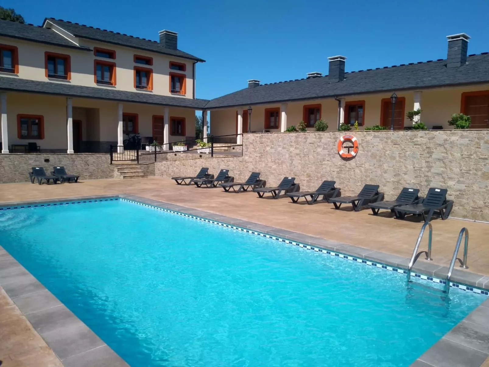 Schönes Duplex mit Aussicht, Pool und Garten-Image-tags.info