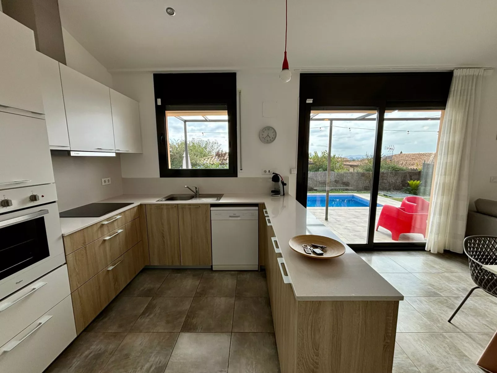 Lichtdurchflutete Ferienvilla mit Pool-Image-tags.info