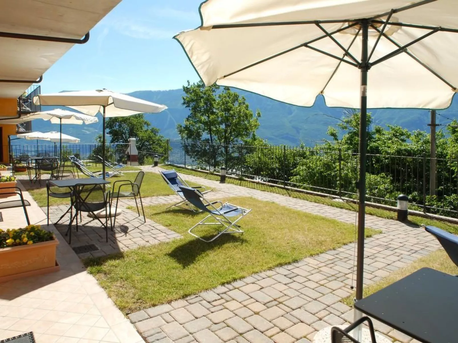 "Dreizimmerwohnung mit Balkon-Buiten