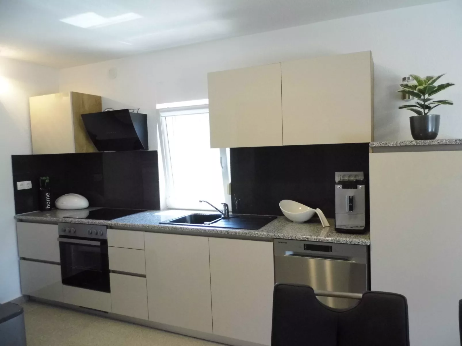 Neue und moderne, voll ausgestattete Wohnung-Binnen