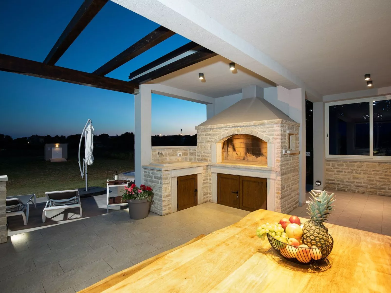 In Pomer mit Parkplatz-Buiten