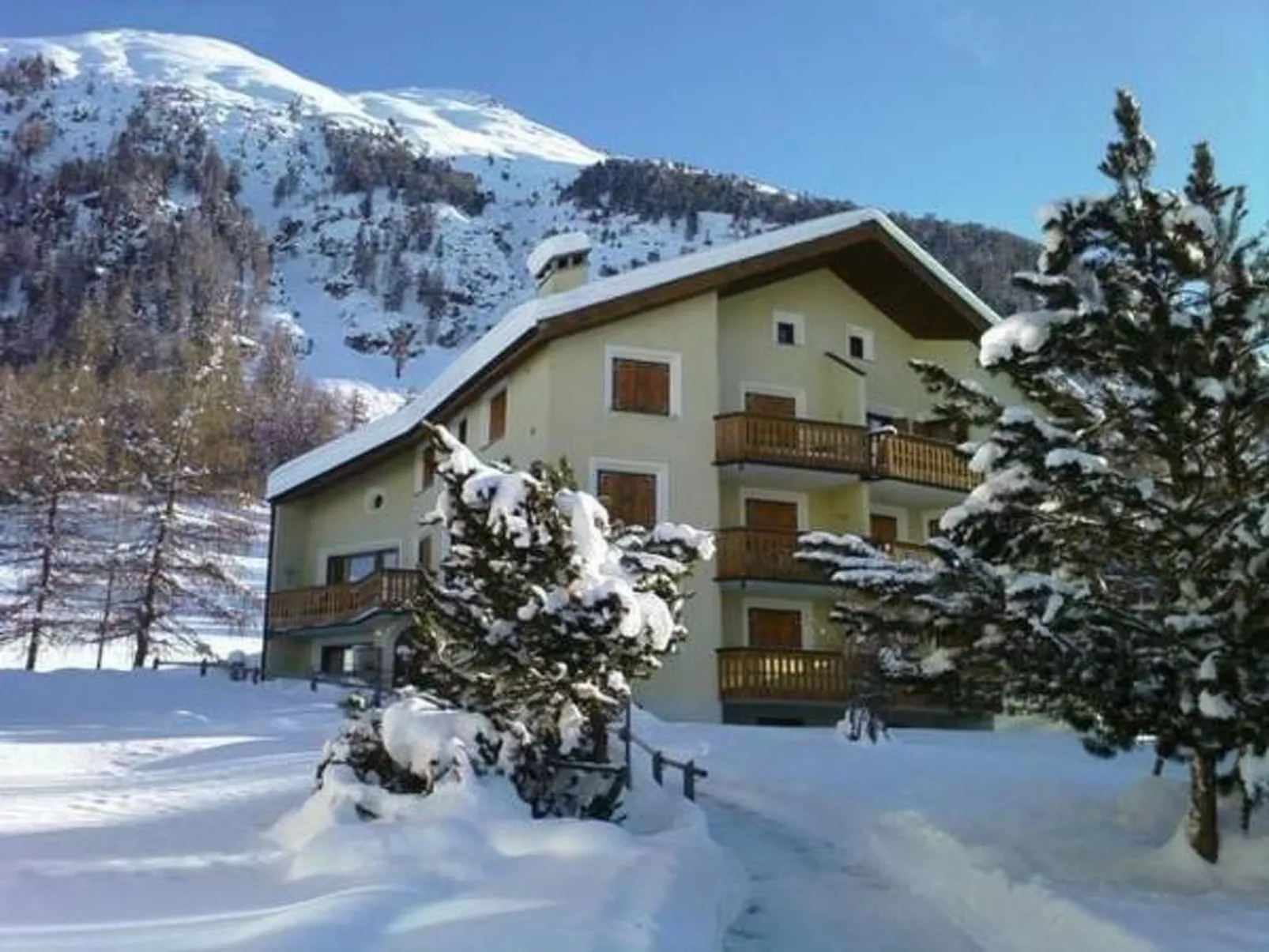 Chesa Auricula-Buiten