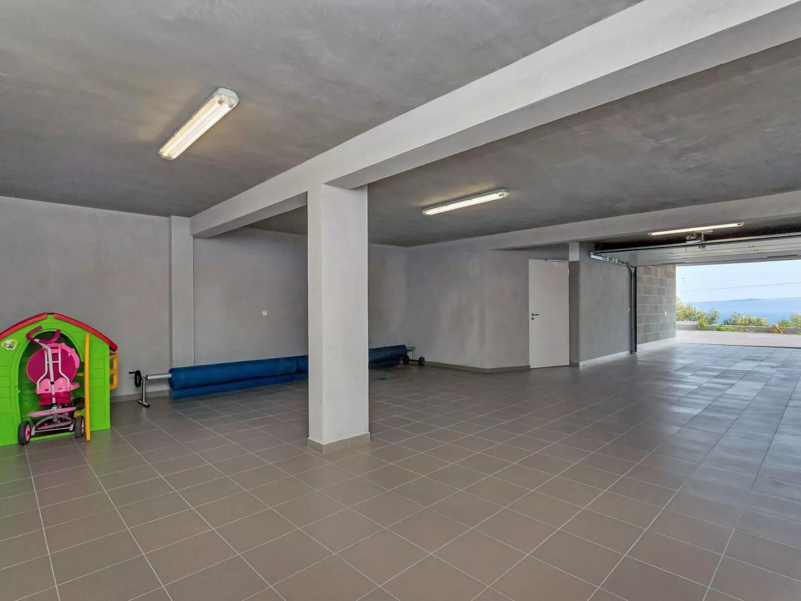 Villa mit beheiztem Pool und fünf Schlafzimmer-Buiten