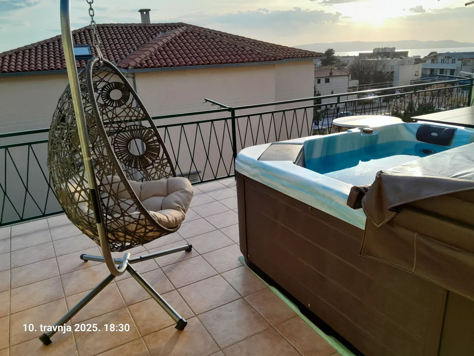 Apartment mit drei Schlafzimmern, Whirlpool und Meerblick-Buiten