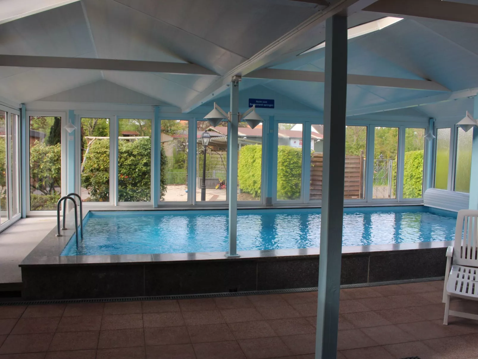 Geräumige Ferienwohnung in Burhave mit Grill, Garten und Pool-Buiten