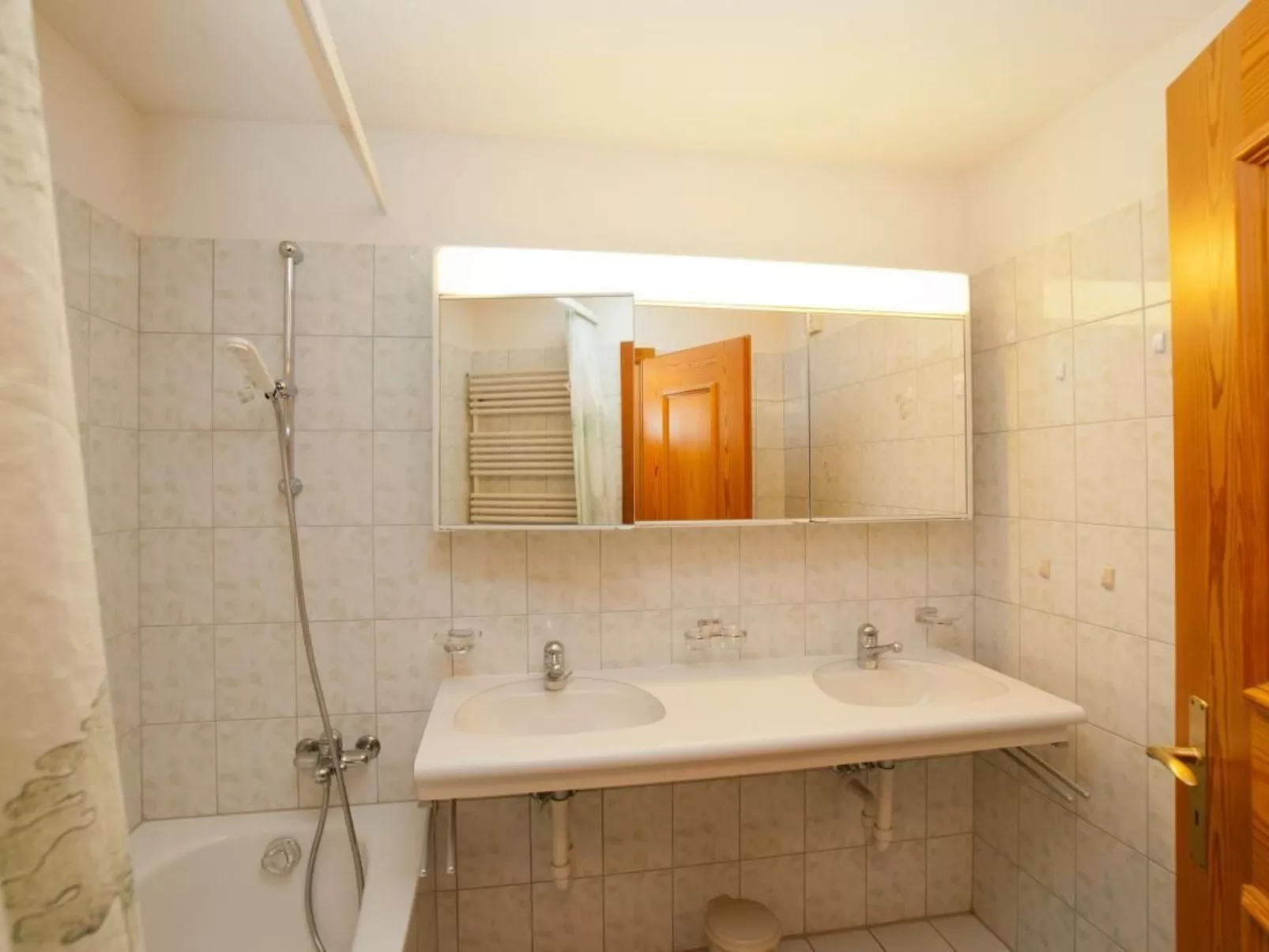 Il balcun tort-Binnen