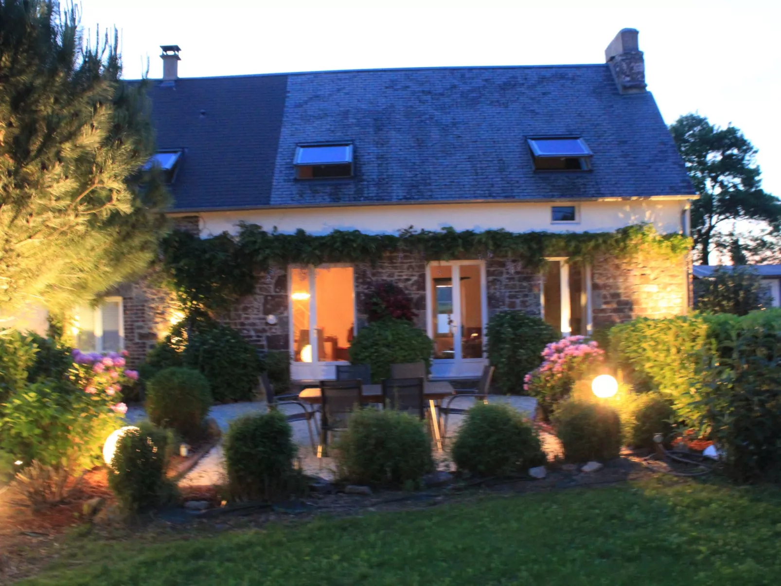 In Sourdeval Les Bois mit Garten-Buiten