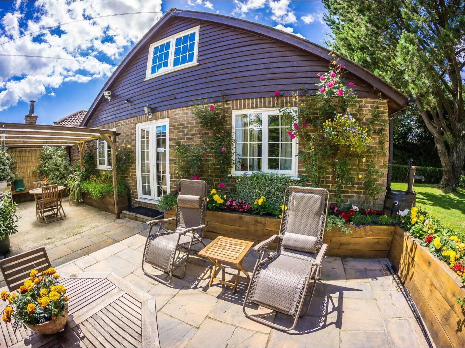 Schönes Ferienhaus in Hastings mit Whirlpool, Terrasse und Garten-Buiten