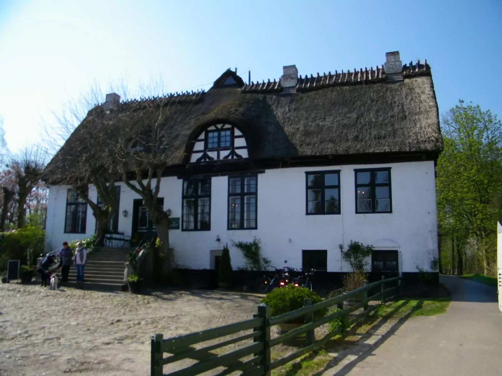 Haus in Zimmert mit Terrasse, Grill und Garten-Buiten