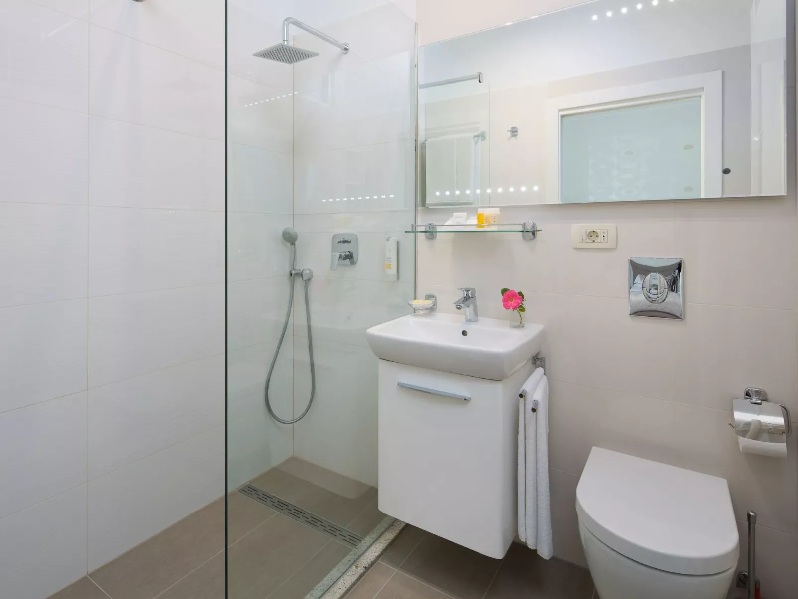 Schöne Villa mit Garten und Biodesign-Pool-Binnen