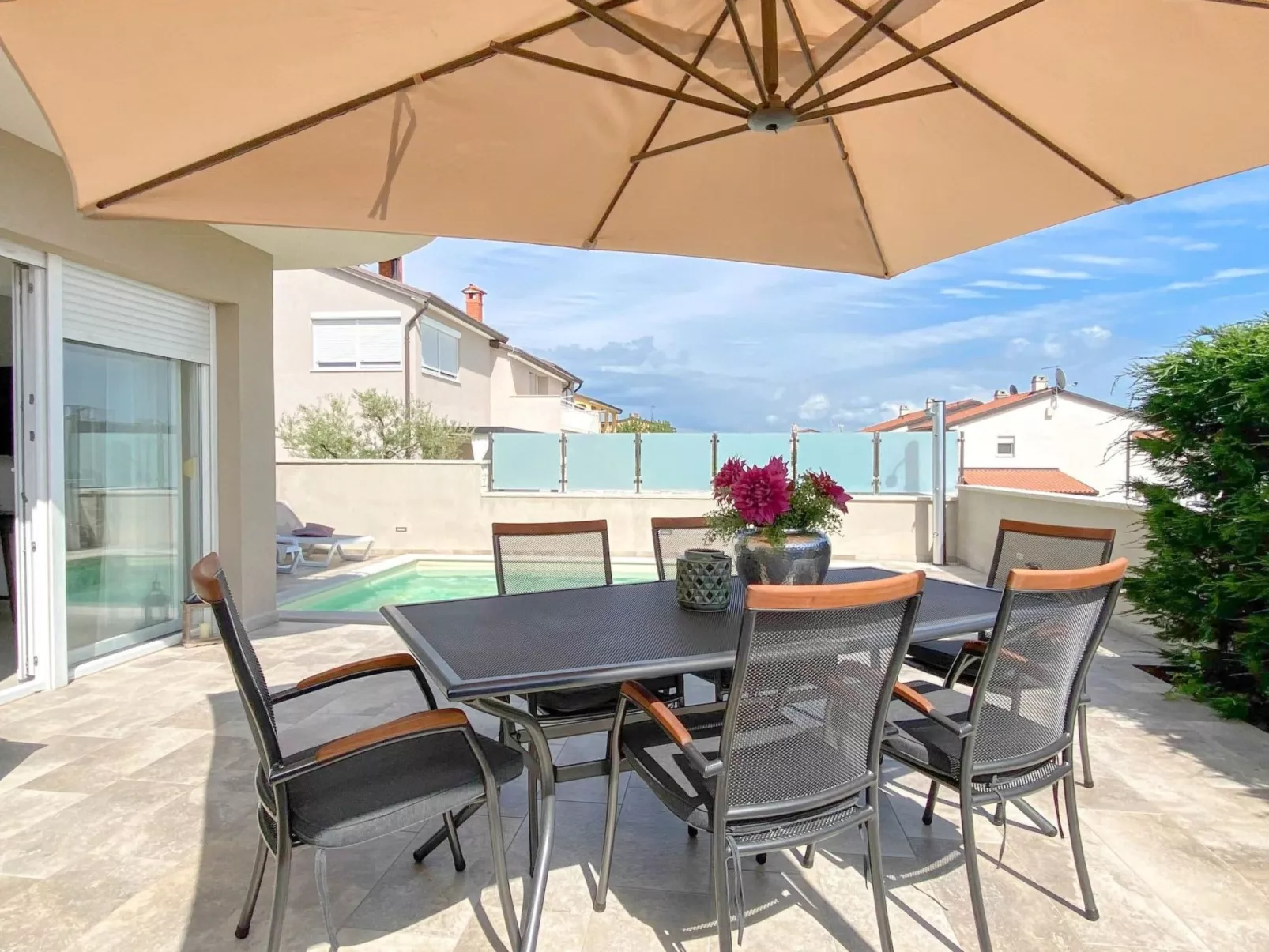 "Hanna" mit privatem Pool-Image-tags.info