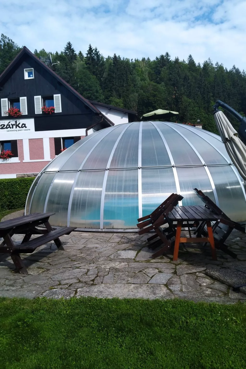 Mit solarbeheiztem Außenpool und Sauna-Binnen