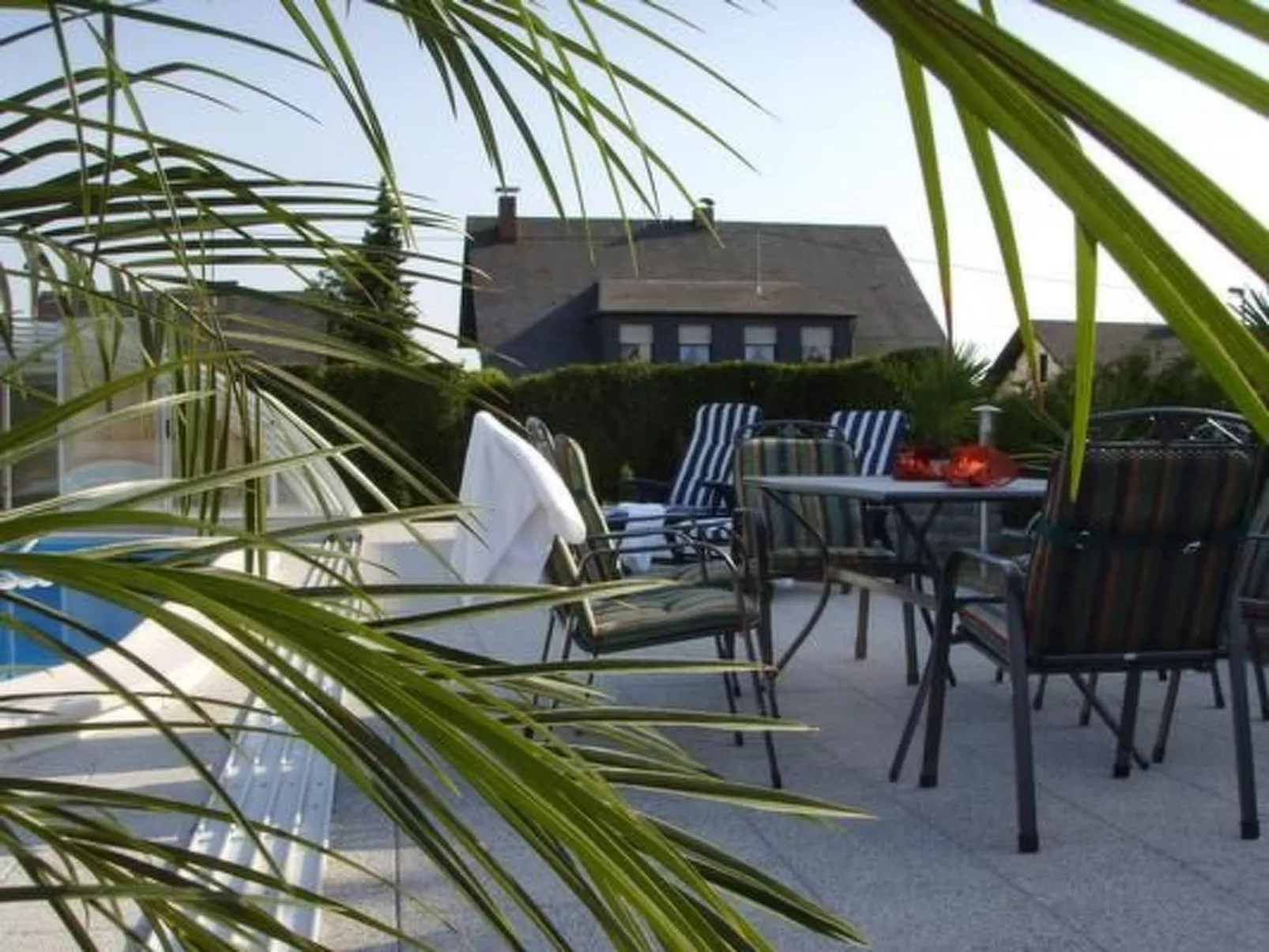 Sandra´s Ferienwohnung mit Pool-Buiten