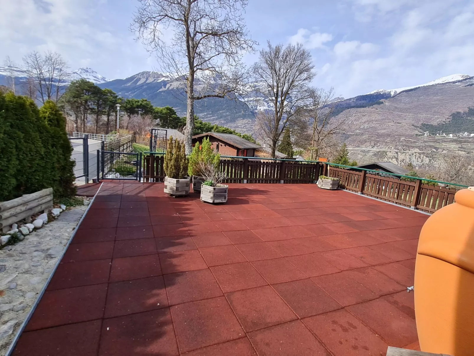 Chalet Haus (bei Einfahrt grosser Nussbaum )-Binnen