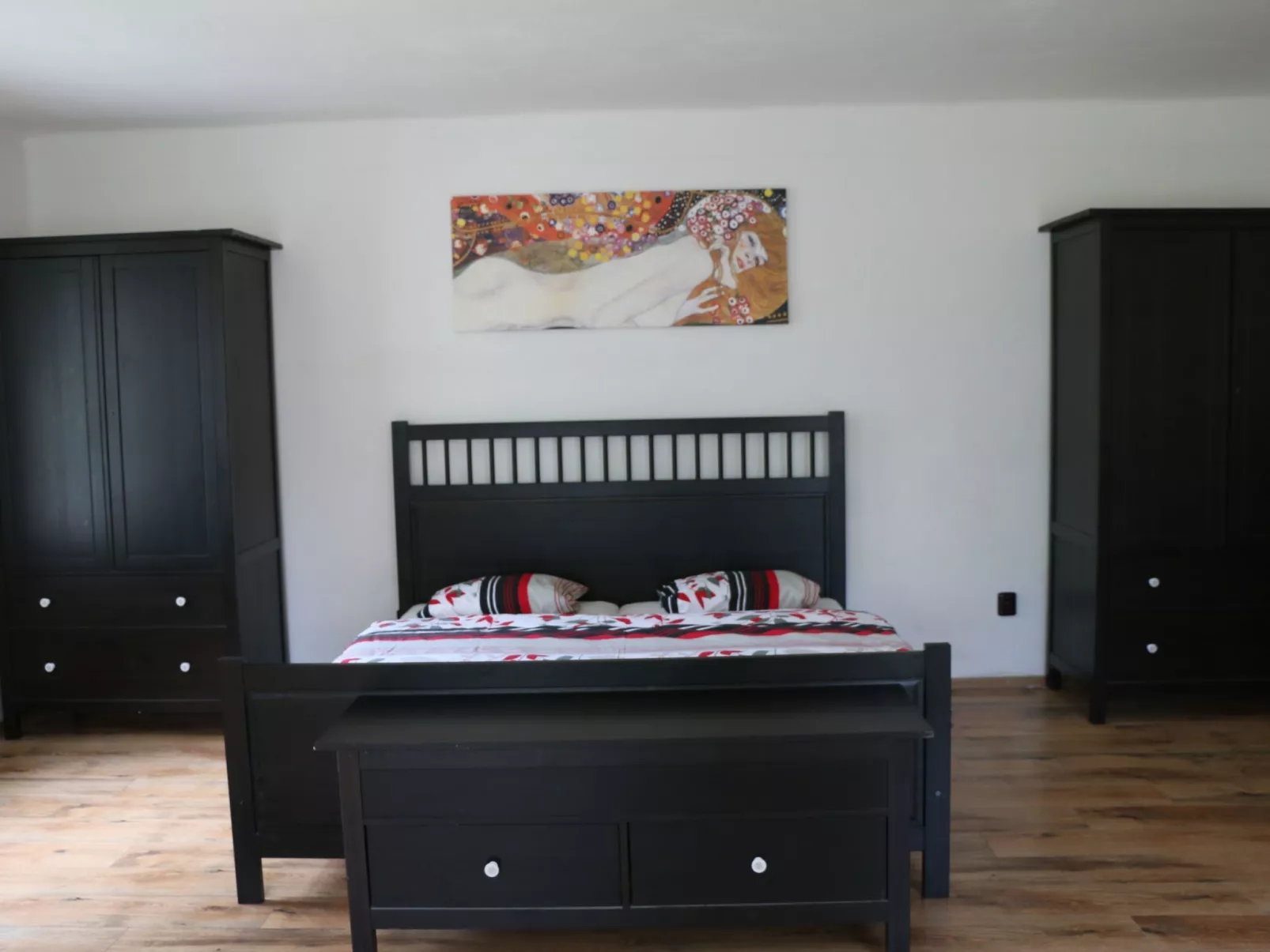 Traditionelles Haus, umgeben von Wäldern in Ralsko-Binnen