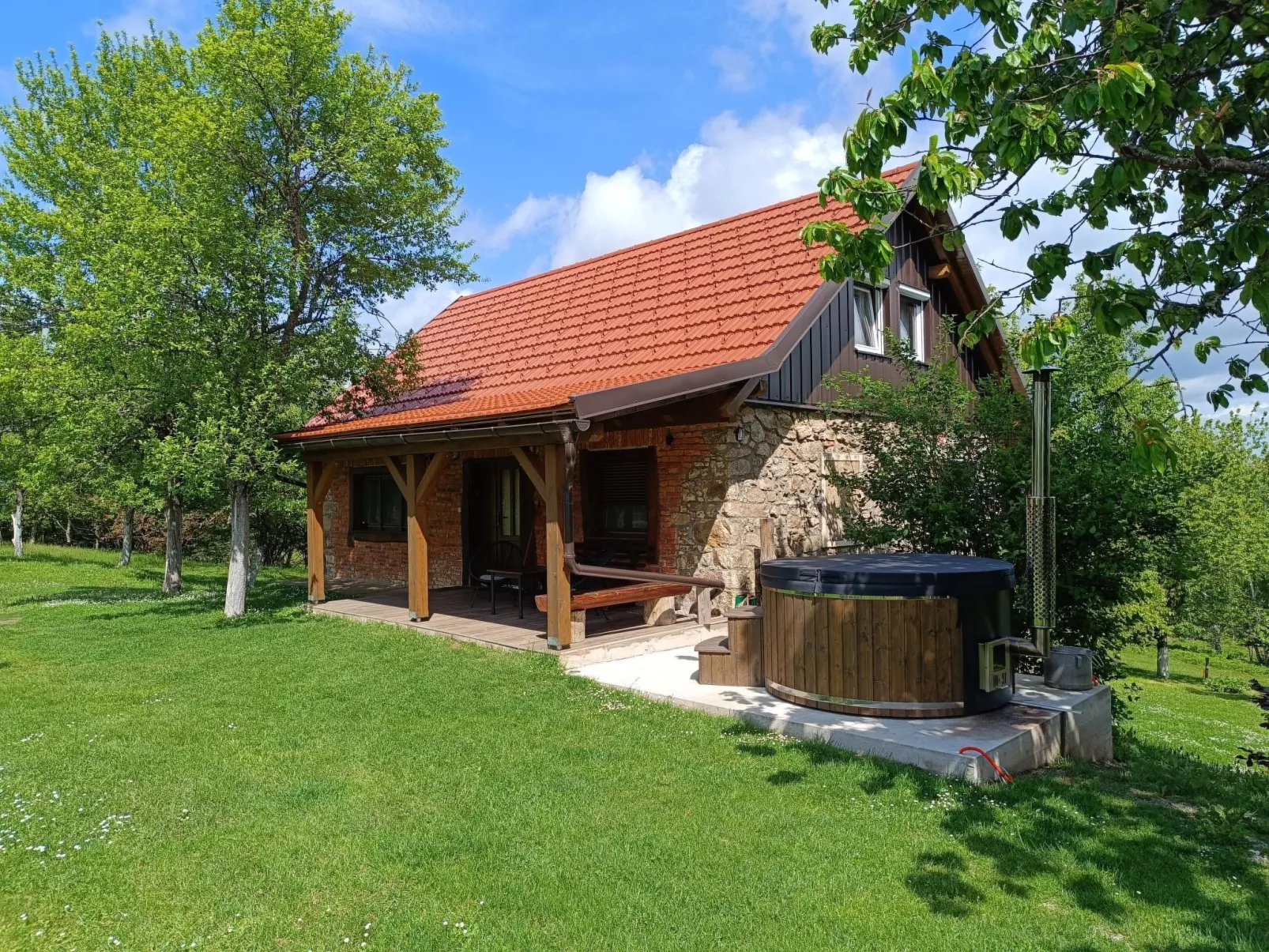 Haus in Sleme Skradsko mit Whirlpool und Parkplatz-Buiten