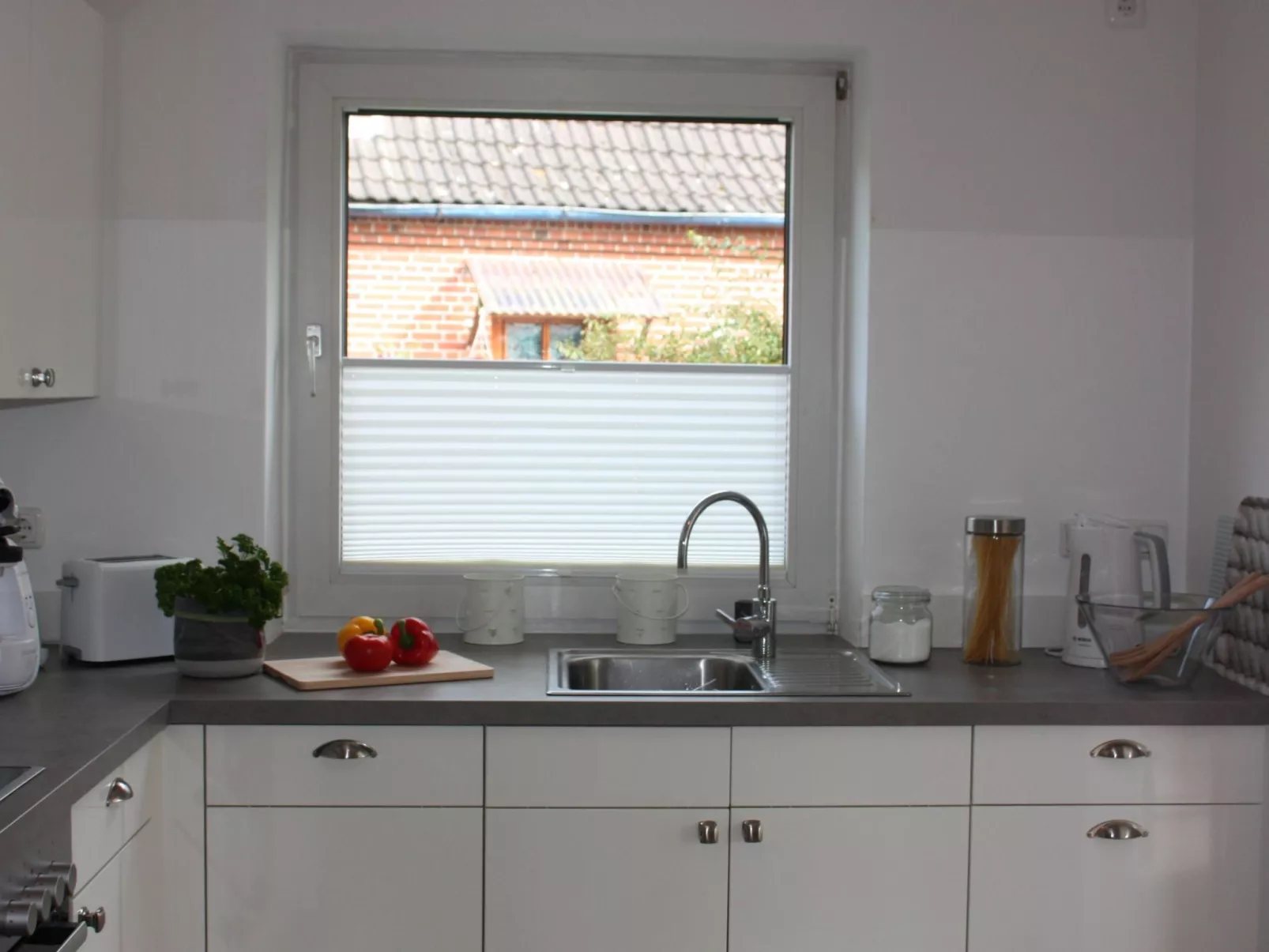 Mit Garten und Parkplatz-Binnen