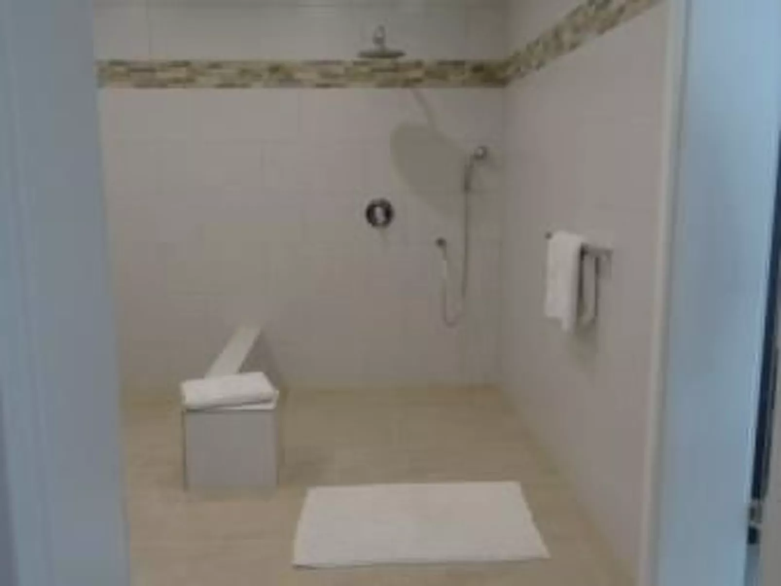 Modern eingerichtete Suite mit Terrasse-Binnen