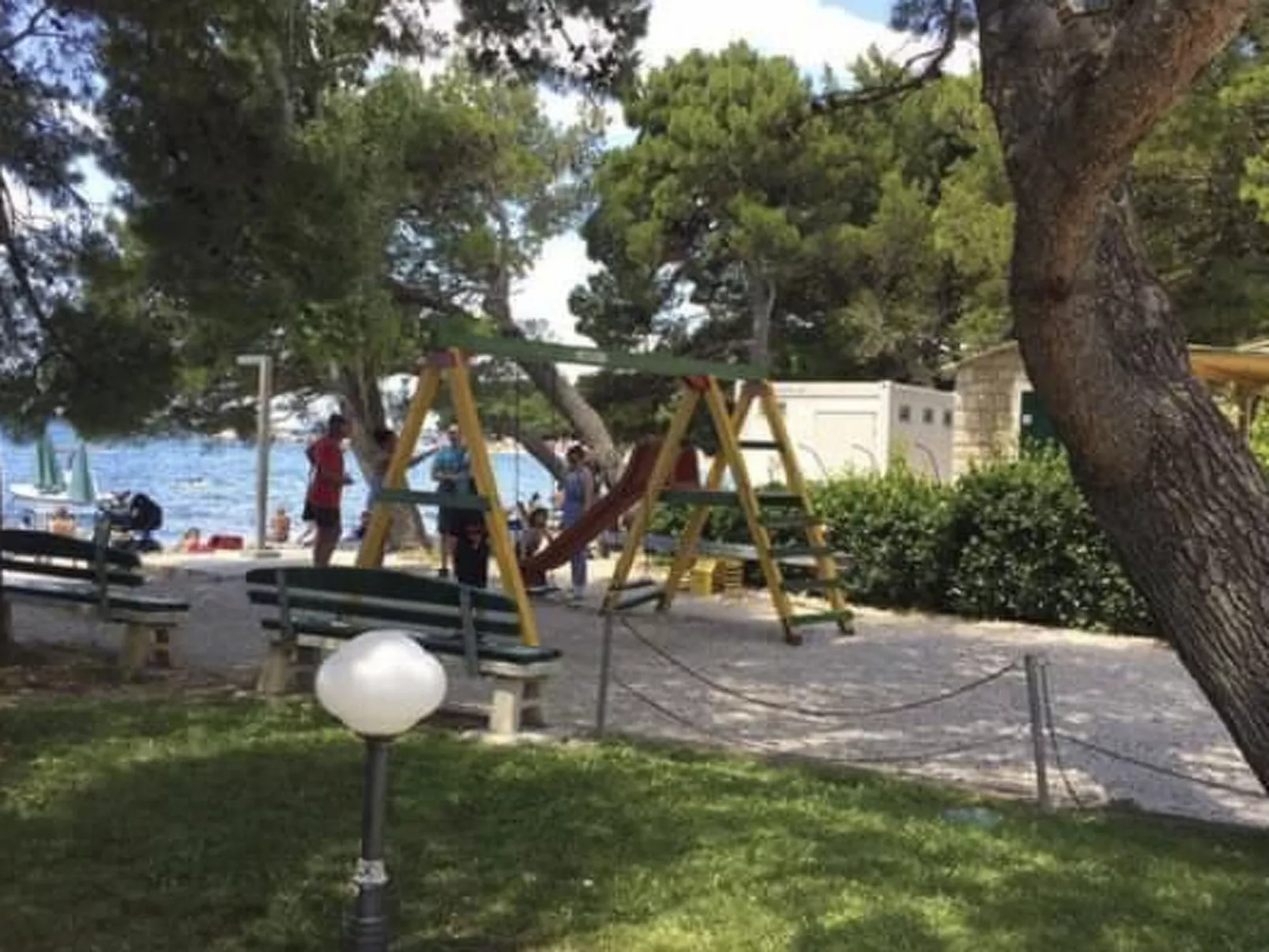 Weiße Idylle auf dem blauen Meer-Buiten