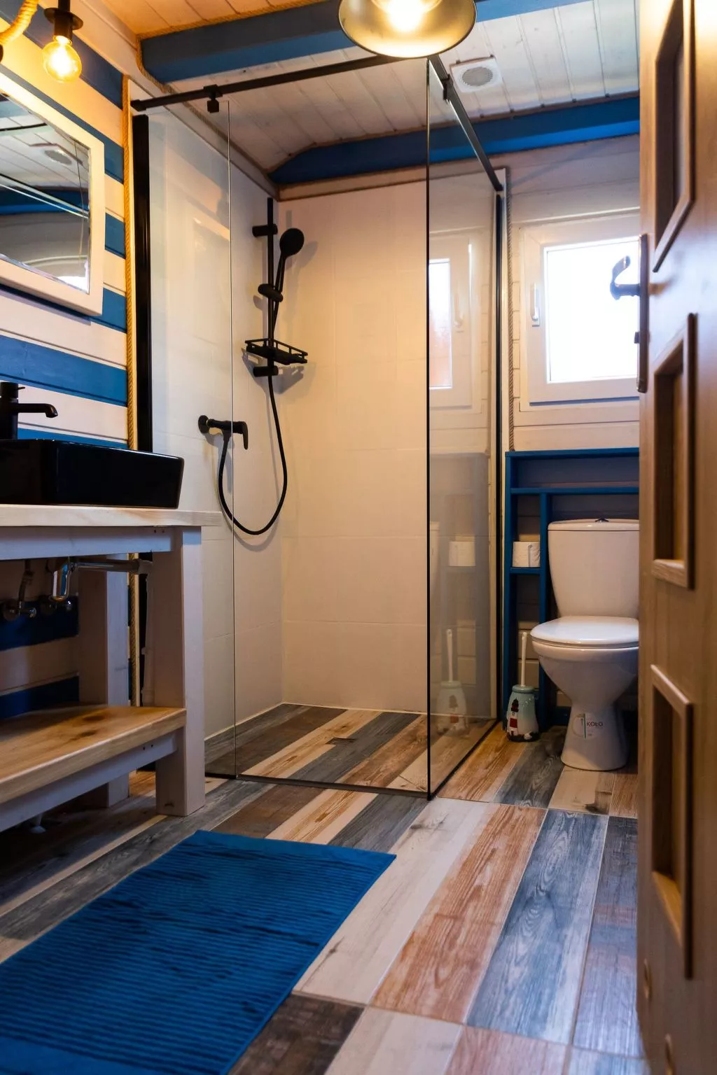 Mit Schwimmbad-Binnen