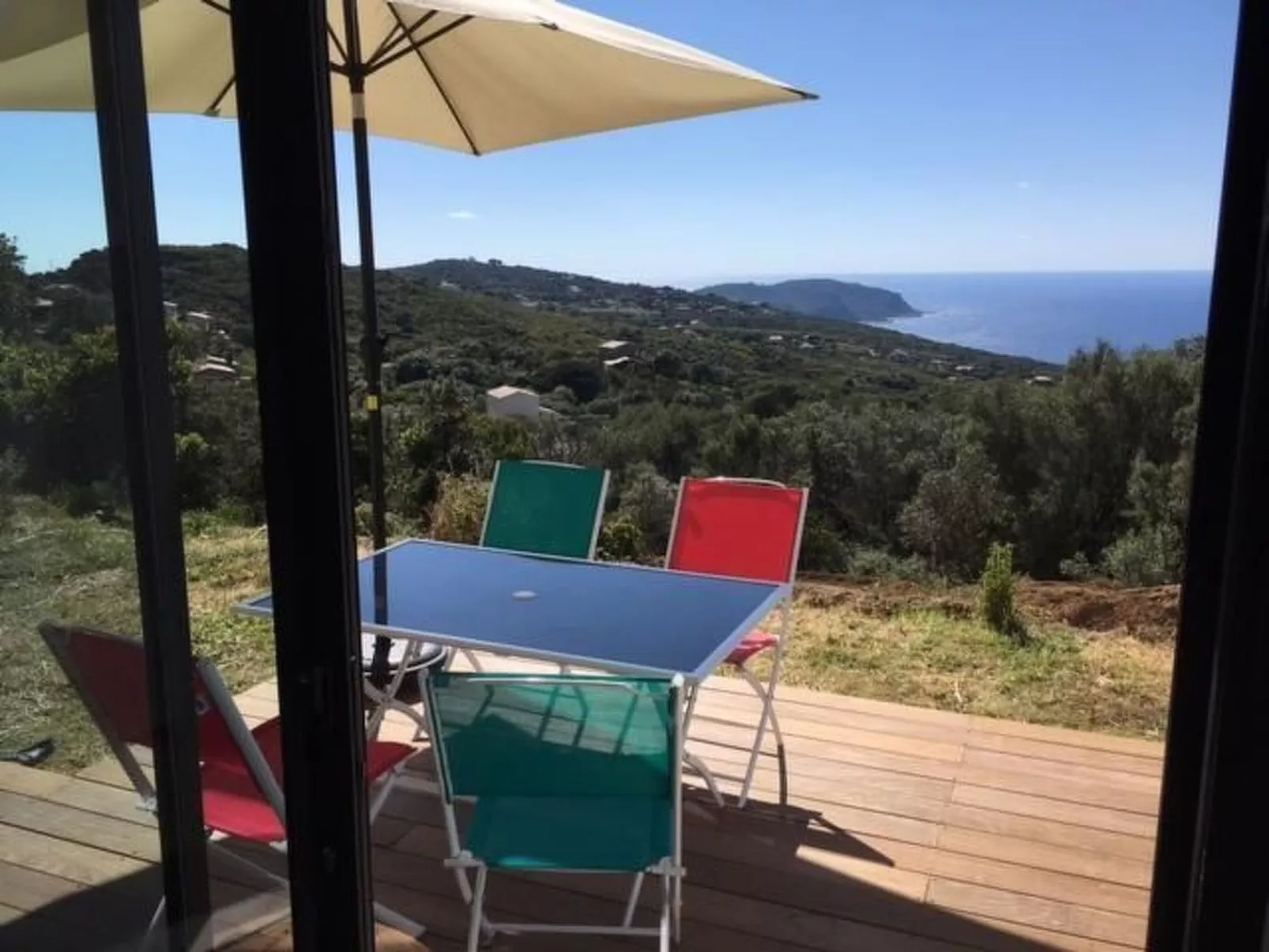Unabhängige Unterkunft mit Meer- und Poolblick-Buiten