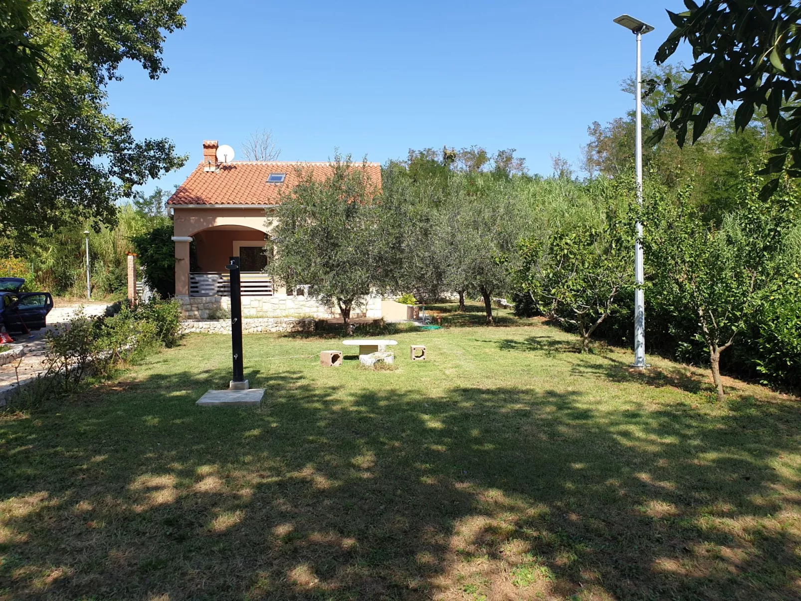 Am Fluss gelegenes Haus mit Galerieschlafplätzen-Buiten