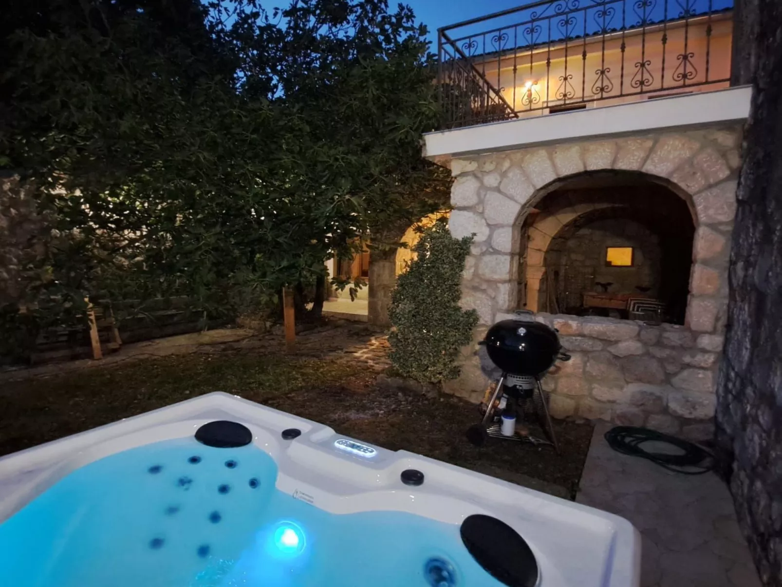 Geräumige Villa mit drei Schlafzimmern und einem ruhigen Garten-Buiten