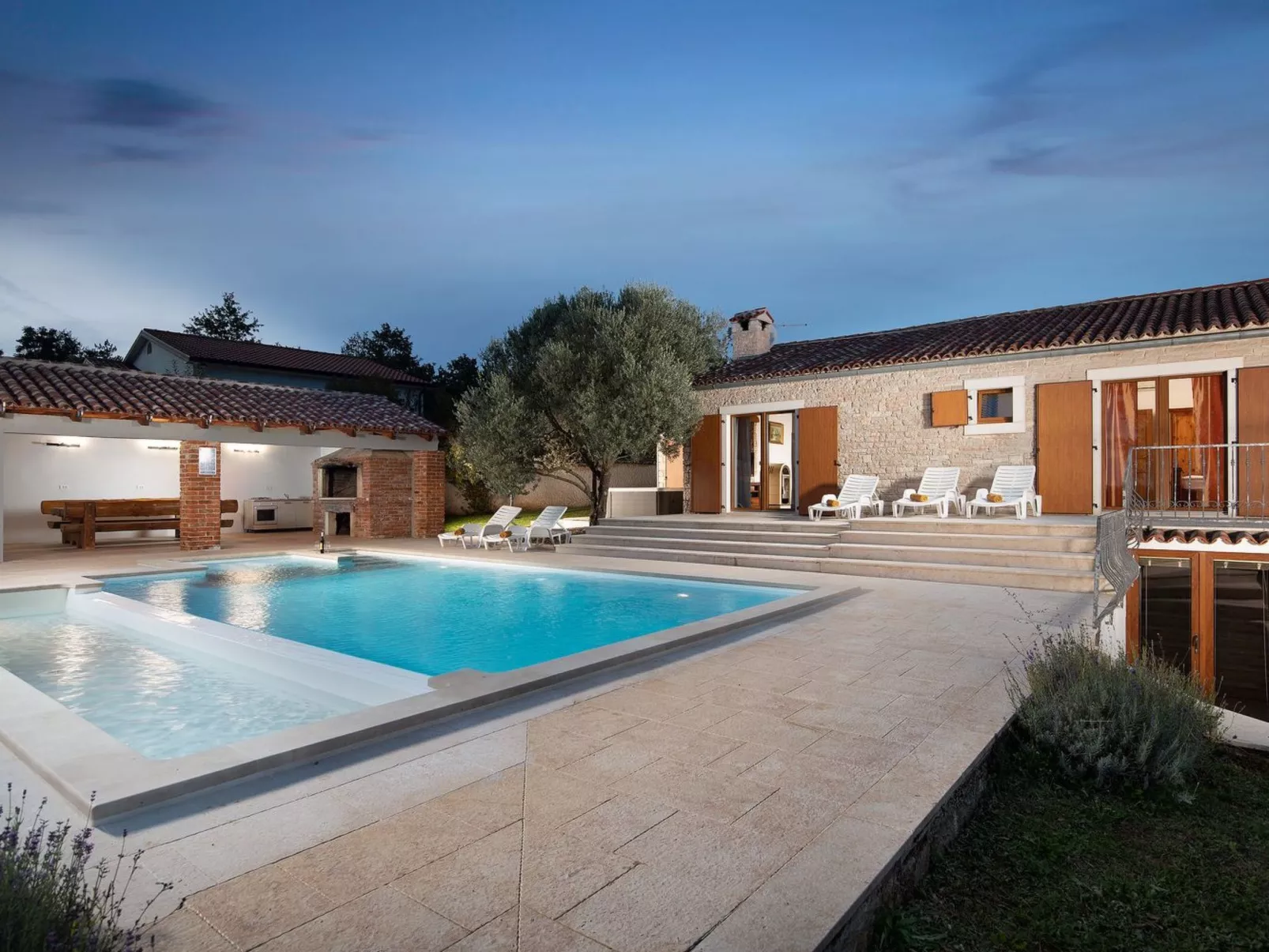 Haus in Bertoši mit privatem Pool-Buiten