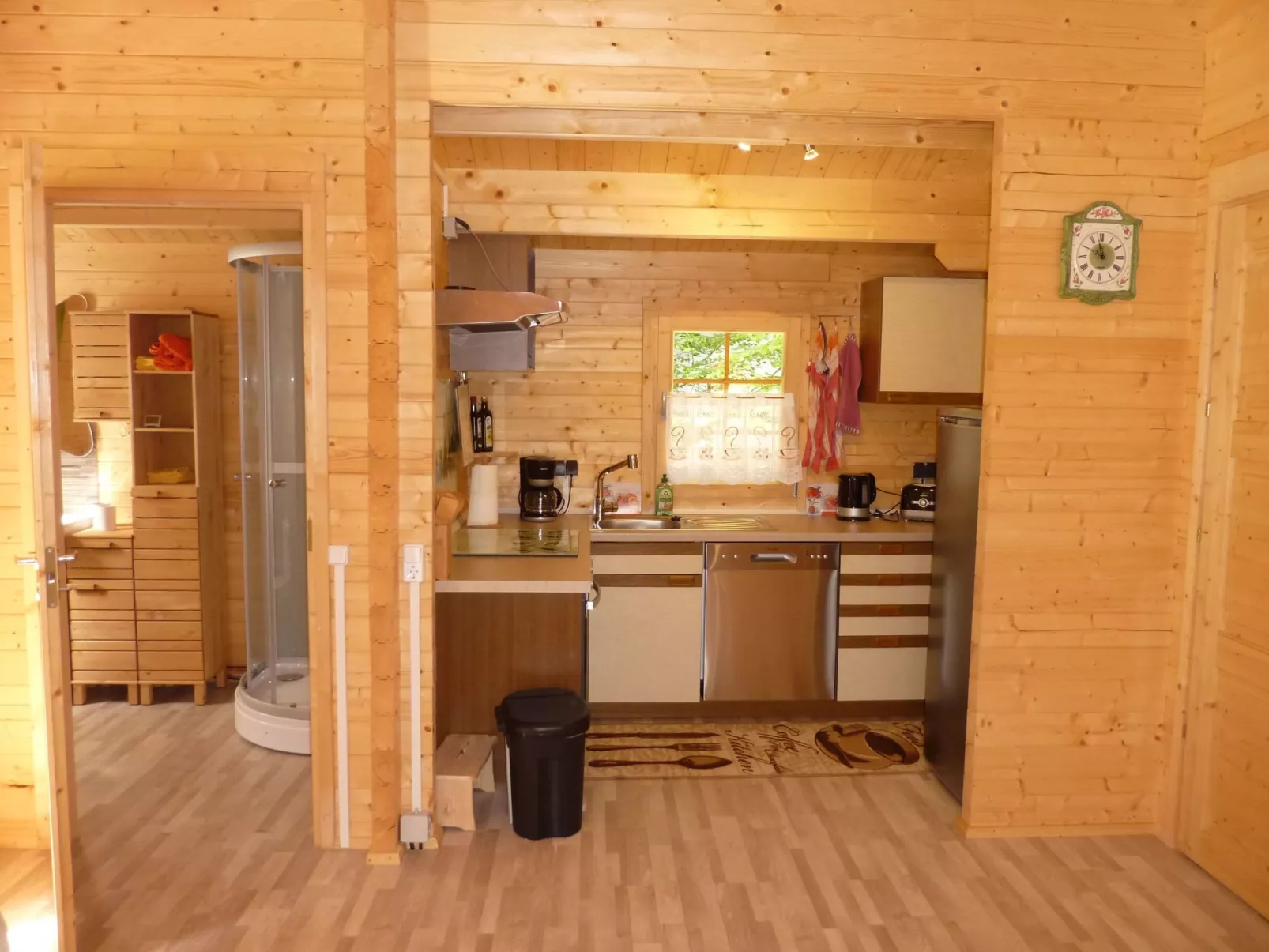 Holz-Blockhaus für vier Personen mit Terrasse-Binnen