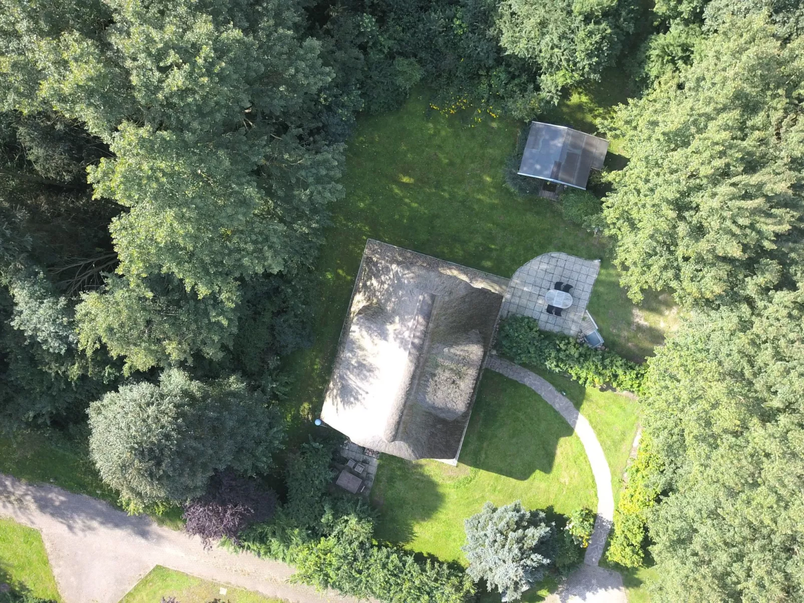 Idyllisches Reetdachhaus mit großem Garten-Buiten
