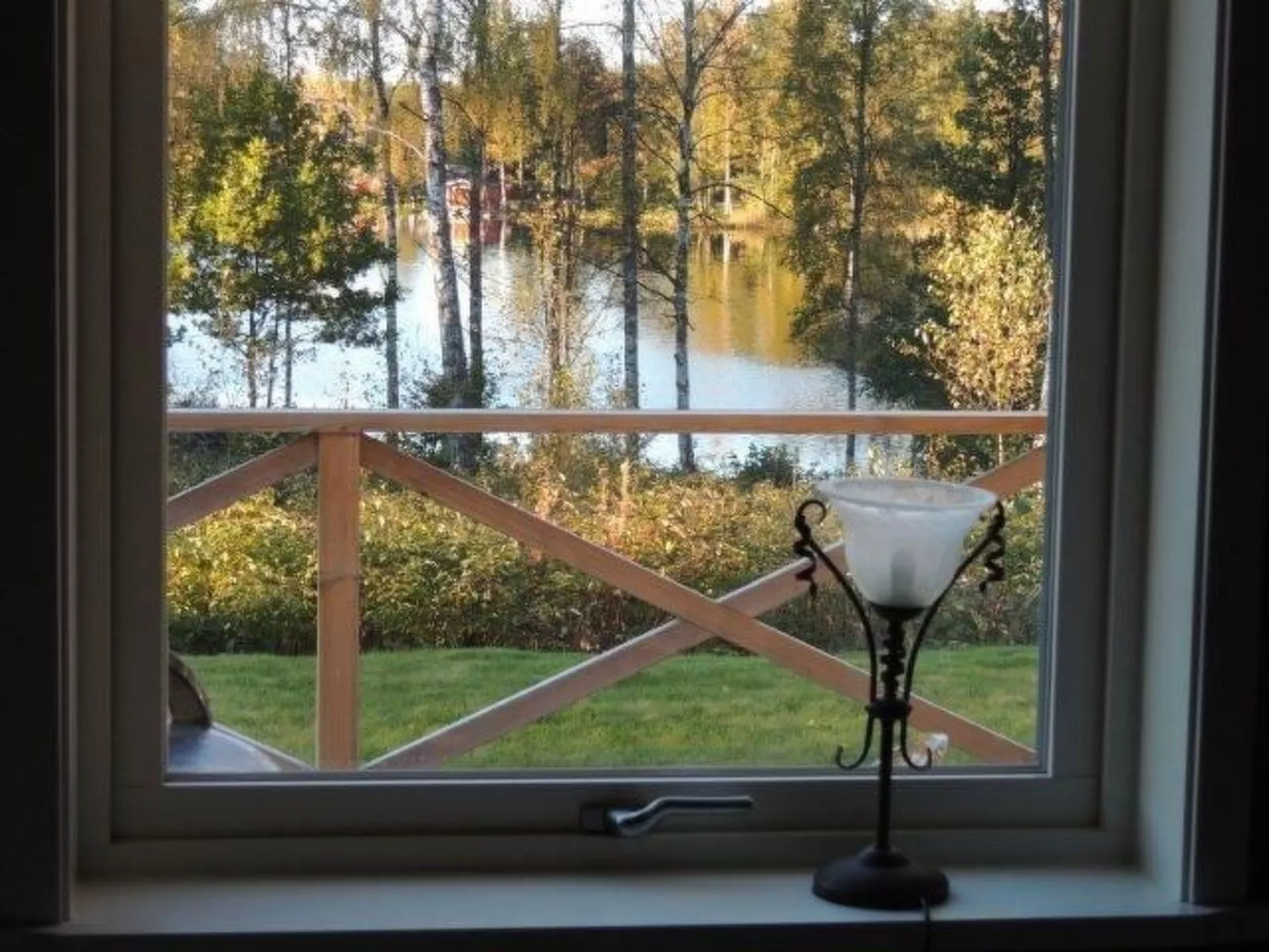 Modernes Haus mit hellem Dekor, mit Blick auf den See-Binnen