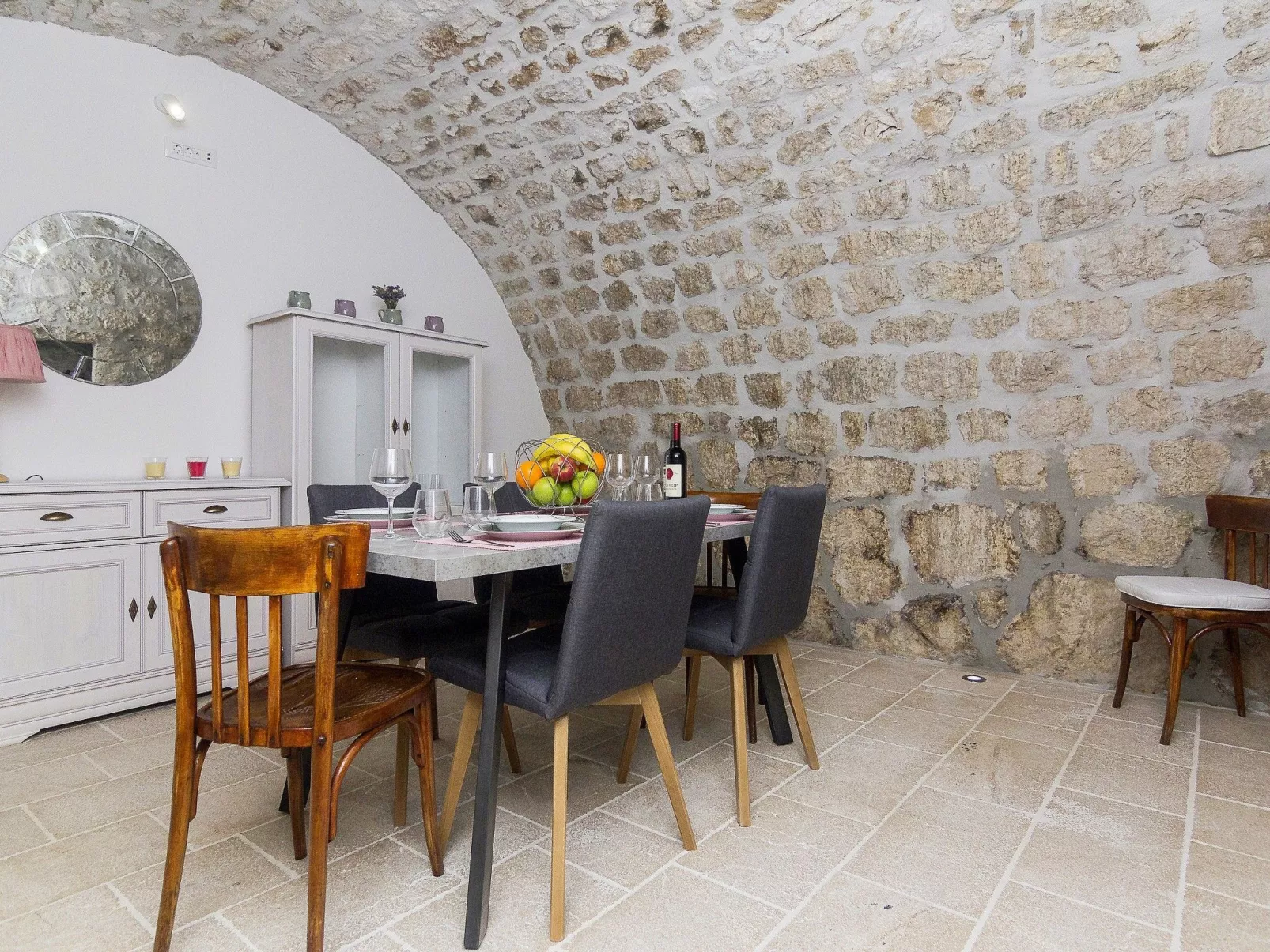 Schönes Steinhaus mit beheiztem Pool, Terrasse m-Binnen