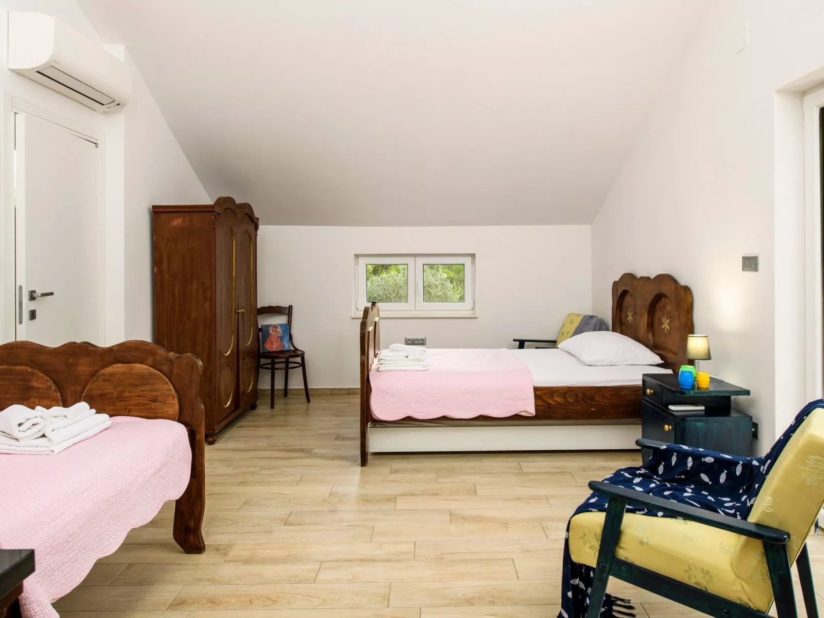 Alleinstehendes Ferienhaus mit Pool und drei Sch-Binnen