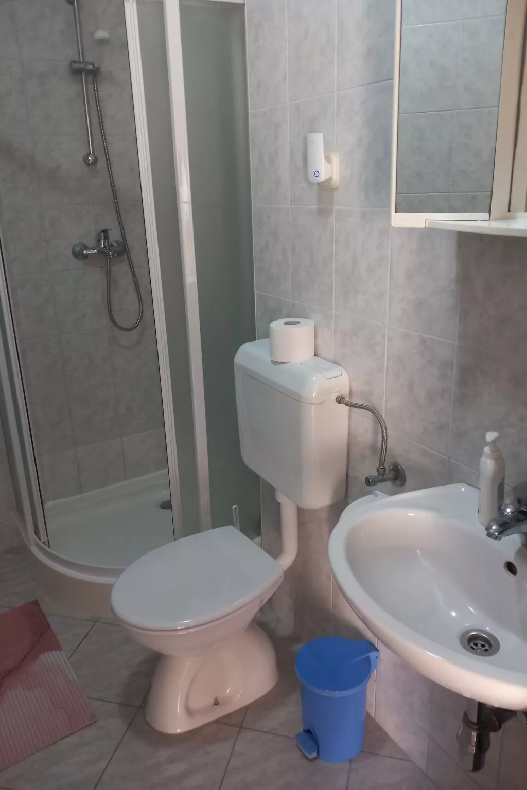 "Apartment Mate 3"-Binnen