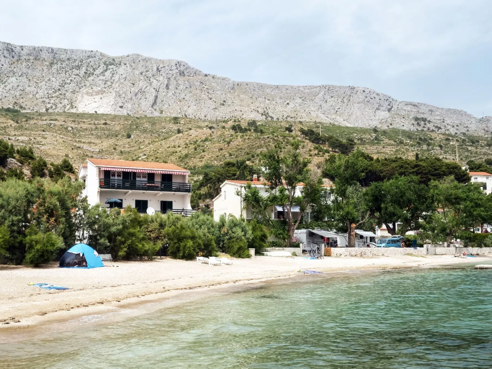 Große Ferienwohnung in Duće mit Privatem Balkon und Meerblick-Buiten
