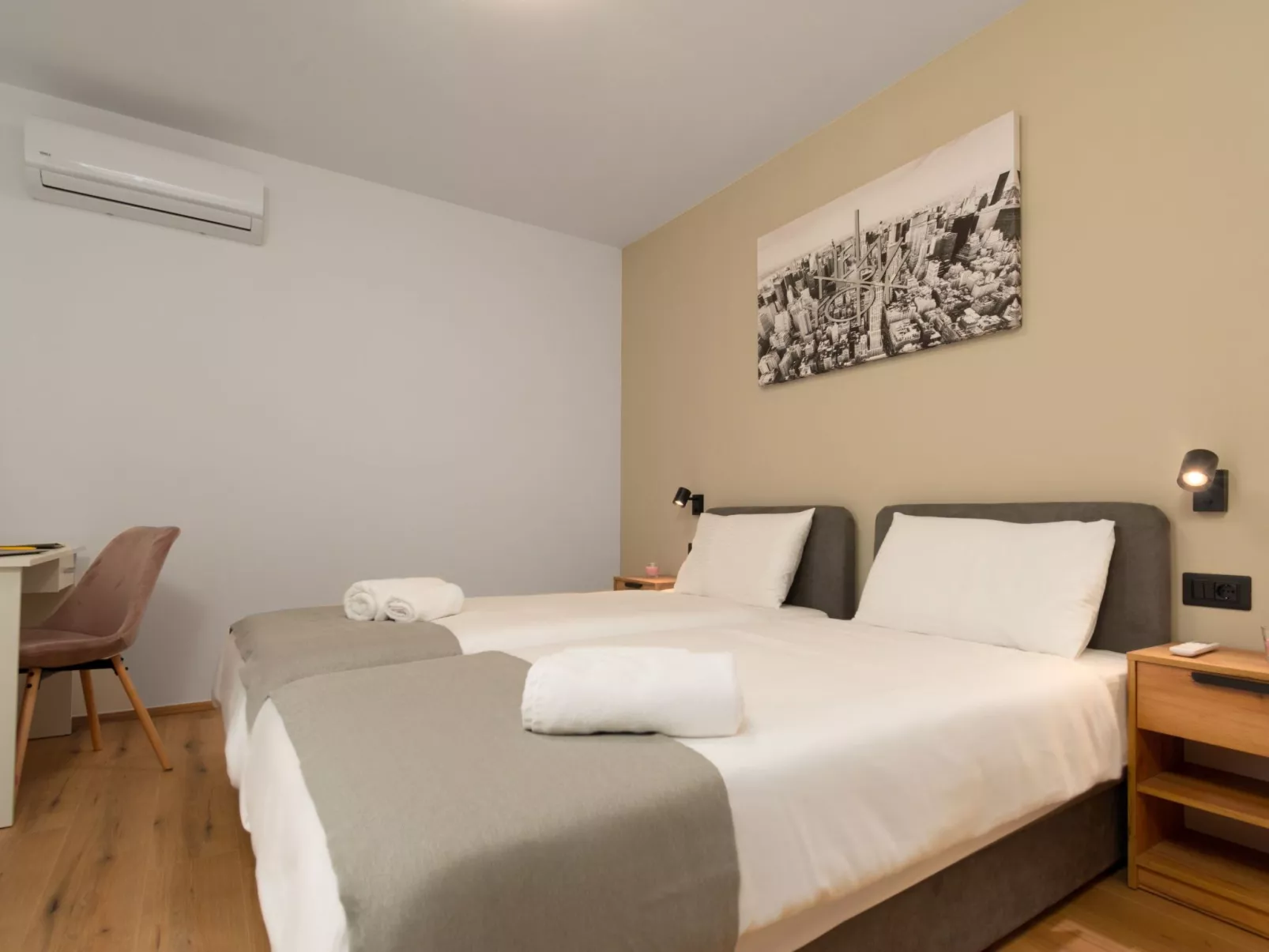 Modern 300m² Villa - King Beds and Leisure Zone-Binnen