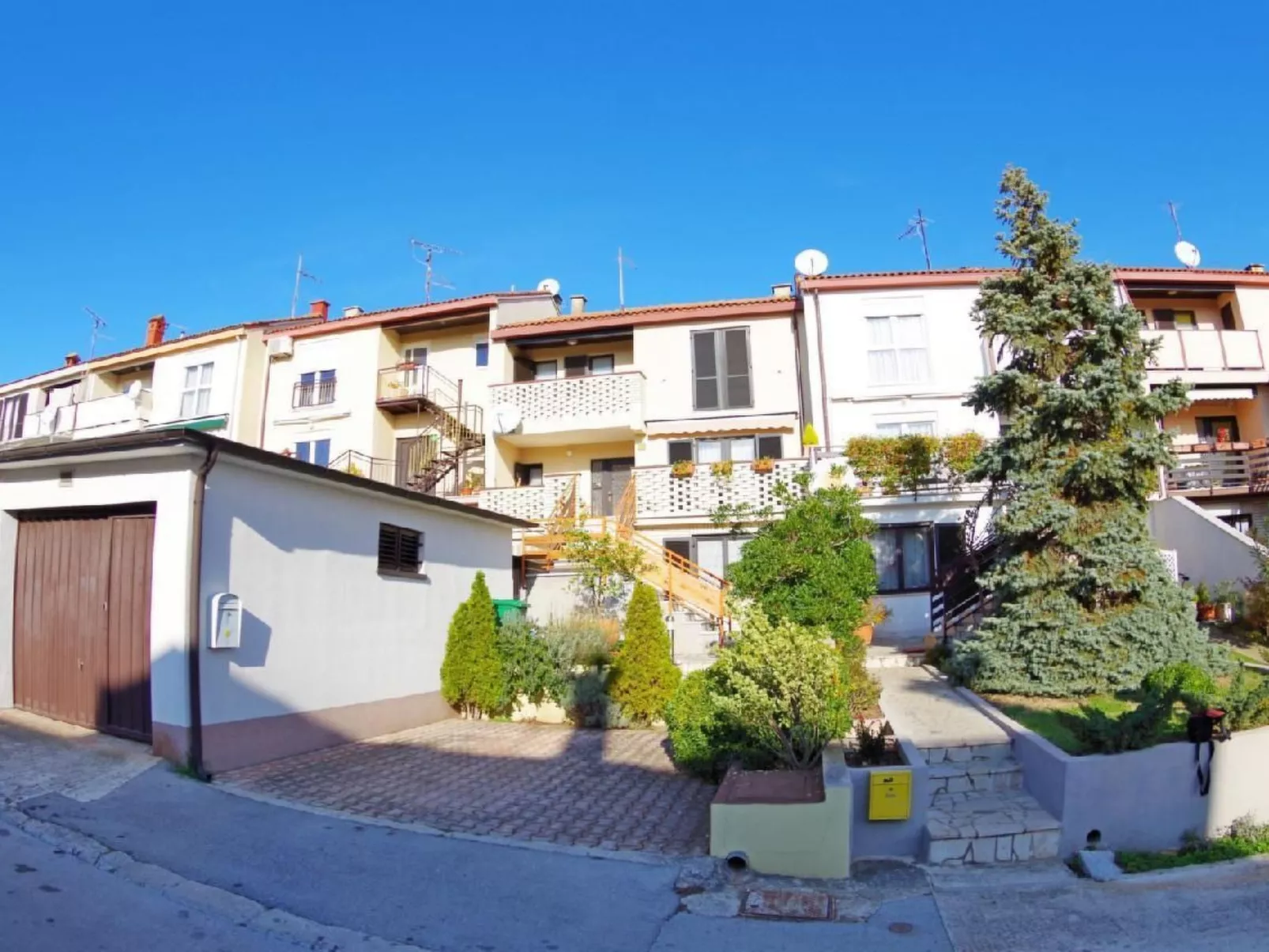 "Jela" mit Terrasse-Buiten