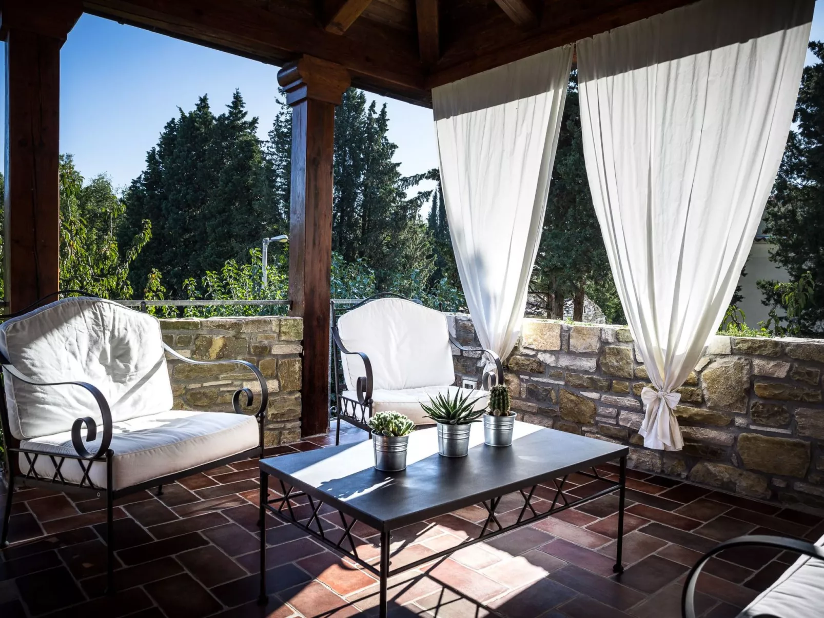 Mit privatem Pool-Buiten