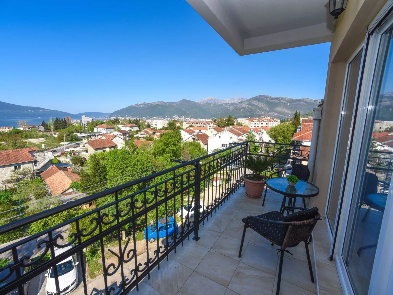 Wohnung mit Dachterrasse-Buiten