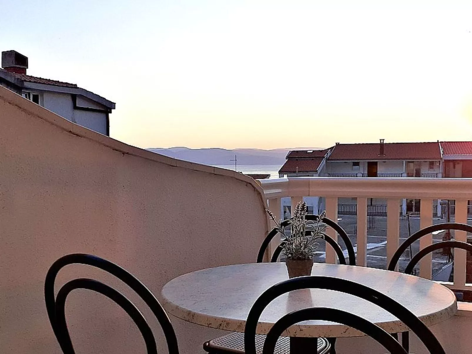 Wohnung mit Balkon und Meerblick in Strandnähe-Binnen