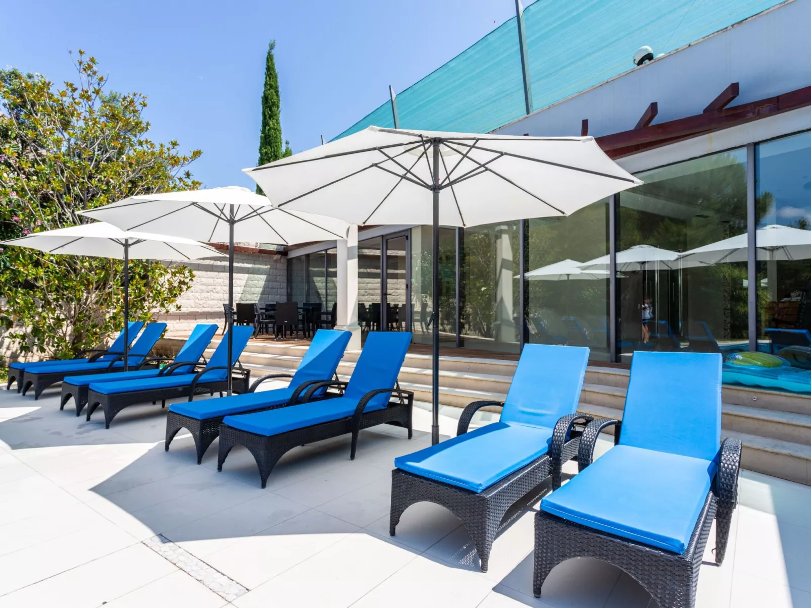 Große Ferienwohnung mit Pool, Garten und Terrasse-Buiten