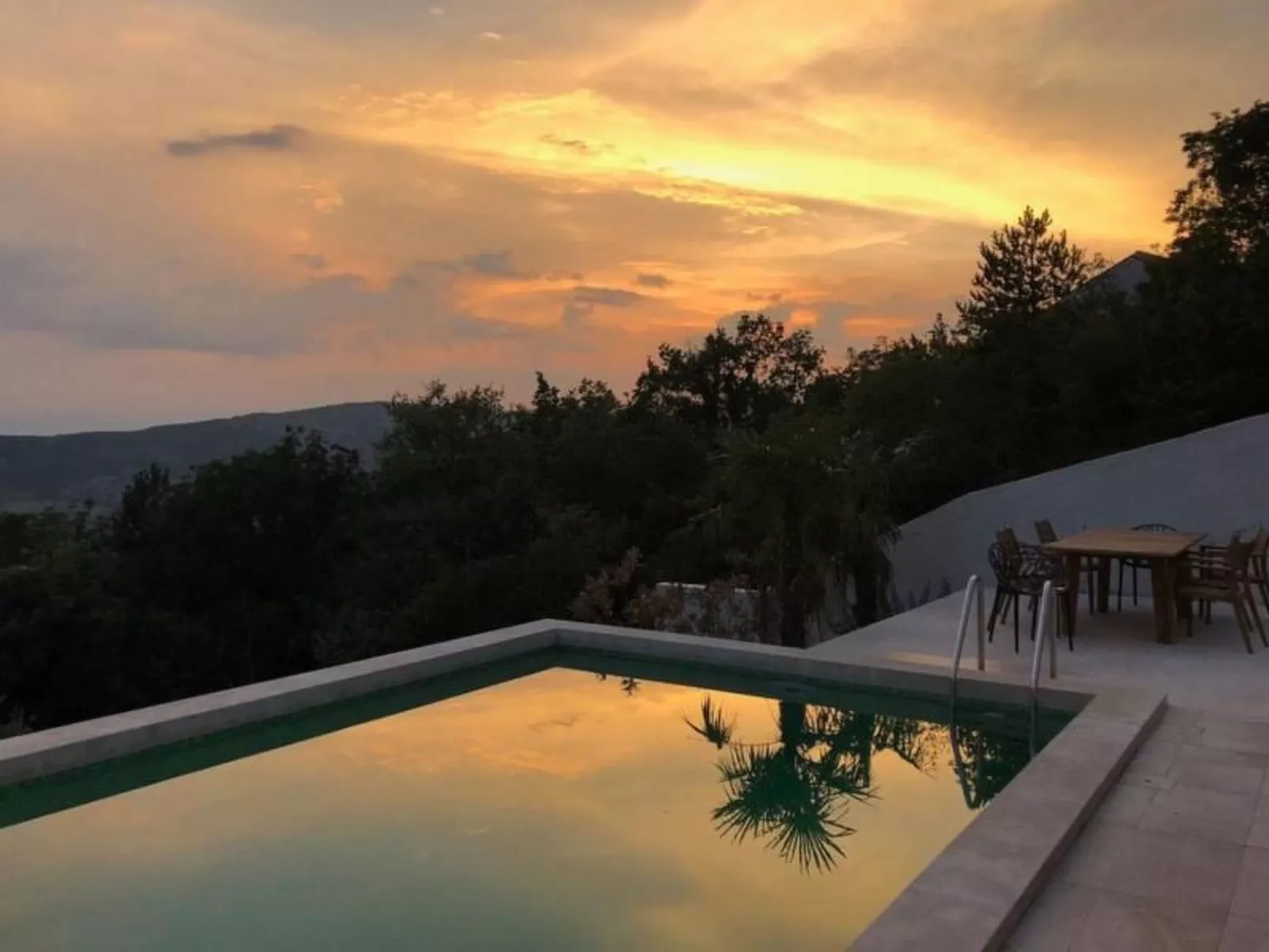 Designferienhaus mit Hot Tub-Buiten