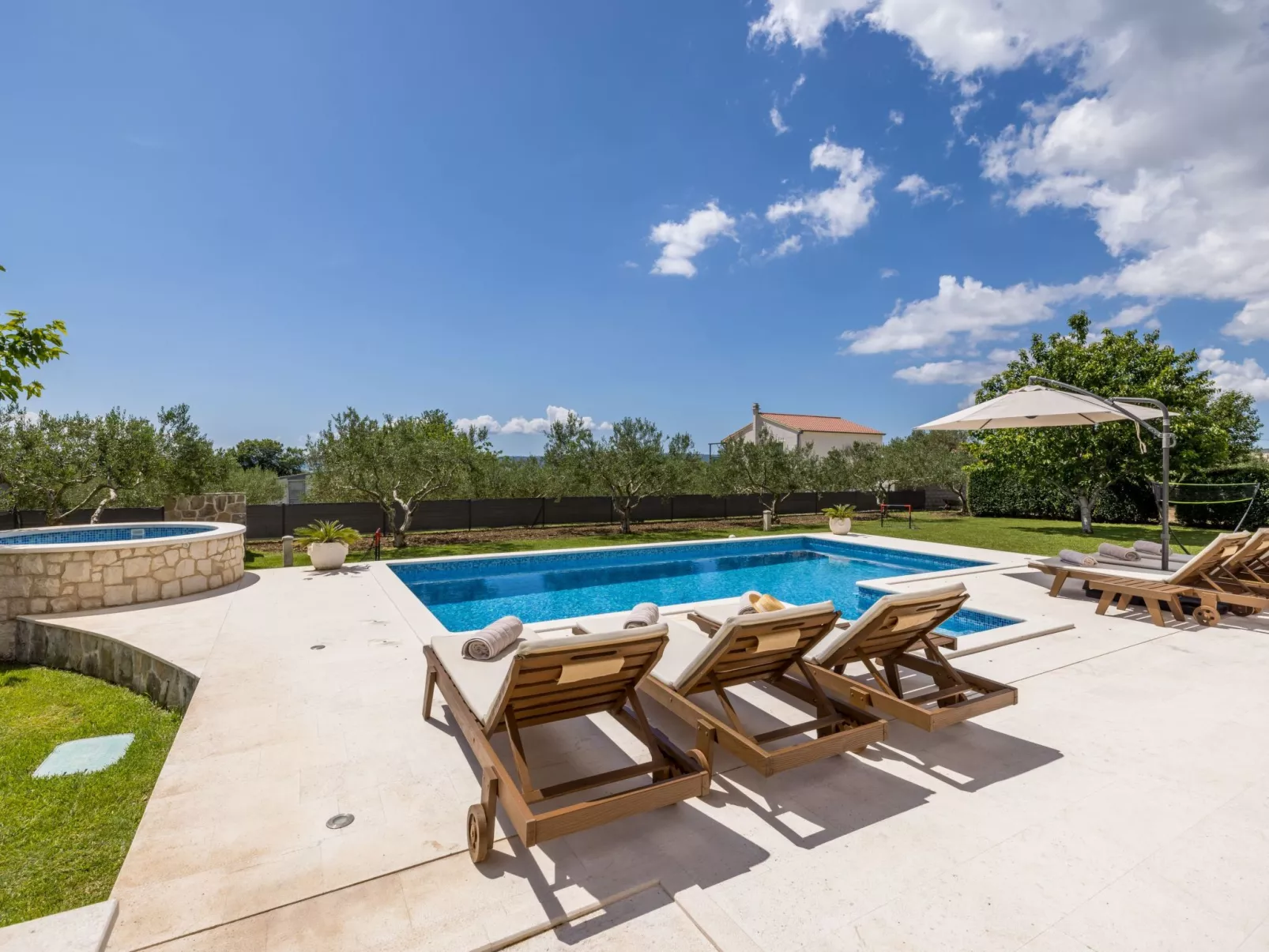 Villa Oasis privater Pool für bis zu 10 Personen-Buiten