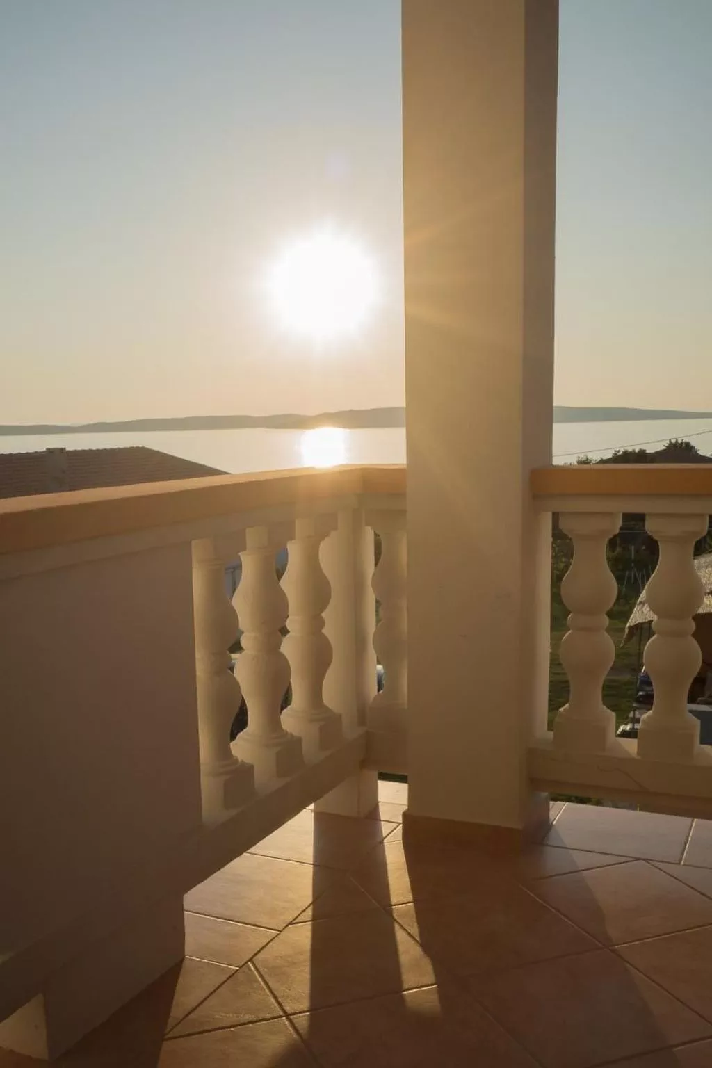 Komfortable Wohnung mit Balkon und Meerblick-Buiten
