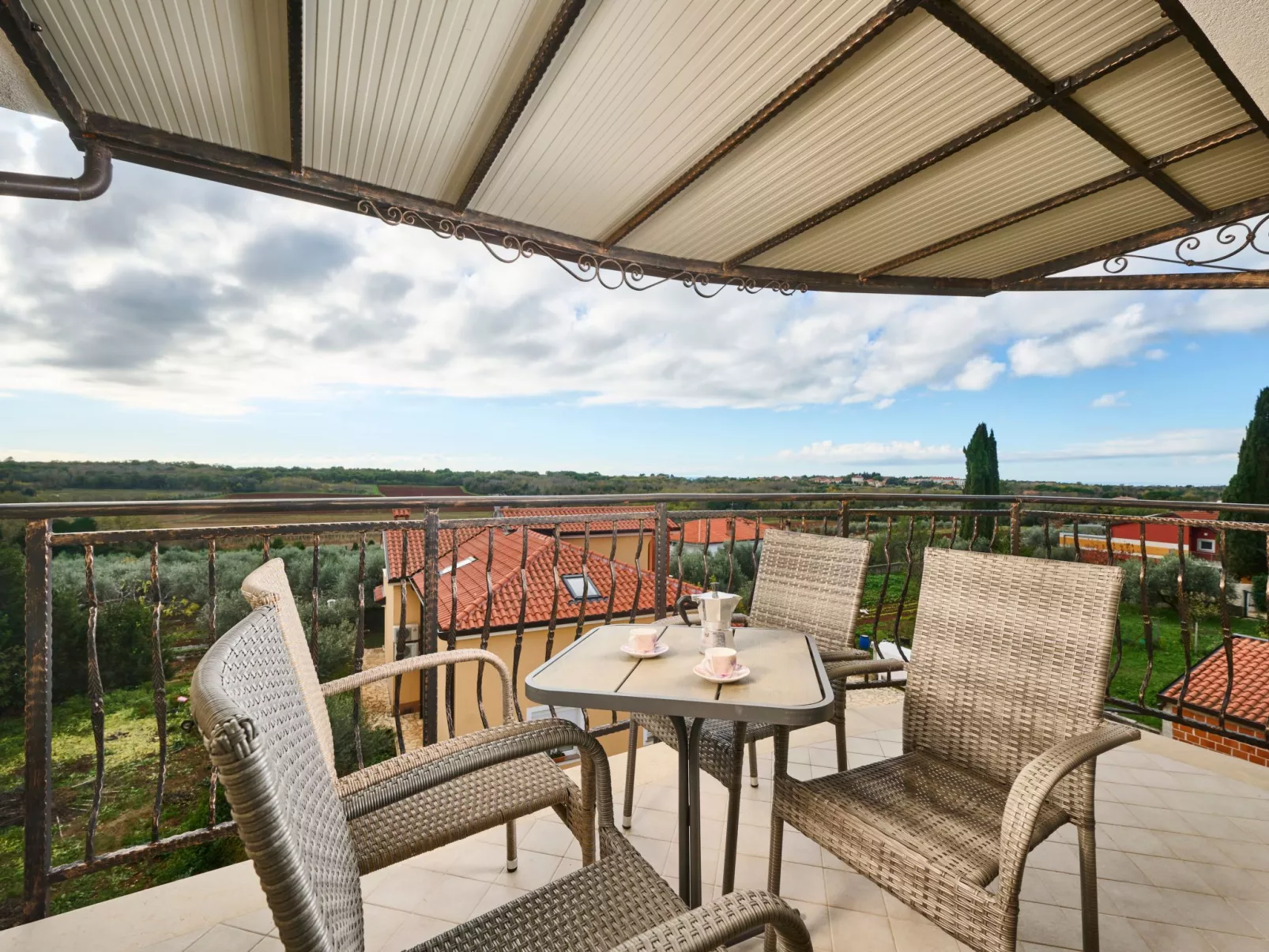 App für bis zu 6 Personen.-Buiten