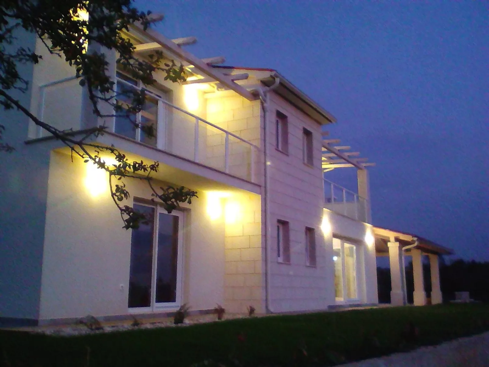 Elegante und komfortable Villa mit Salzwasserpool, Whirlpool und Sauna, umgeben-Image-tags.info