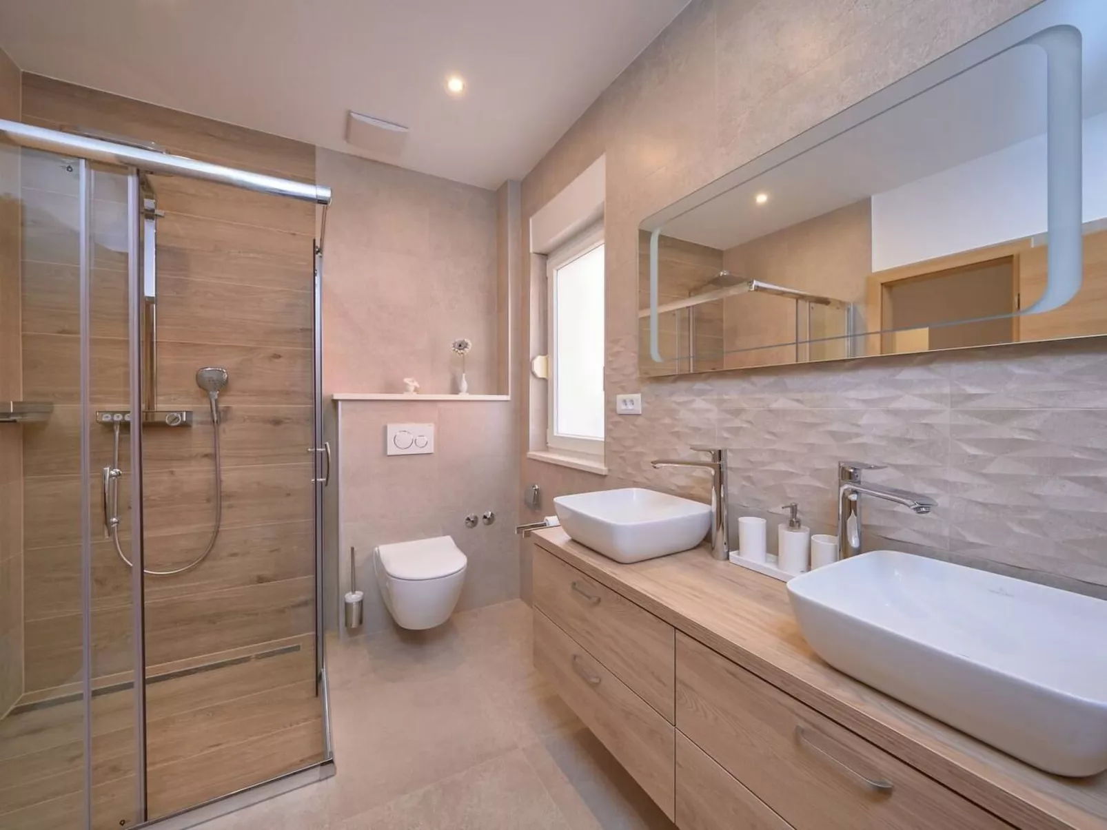 M Ganze Etage in einem geräumigen Haus mit Pool-Image-tags.info