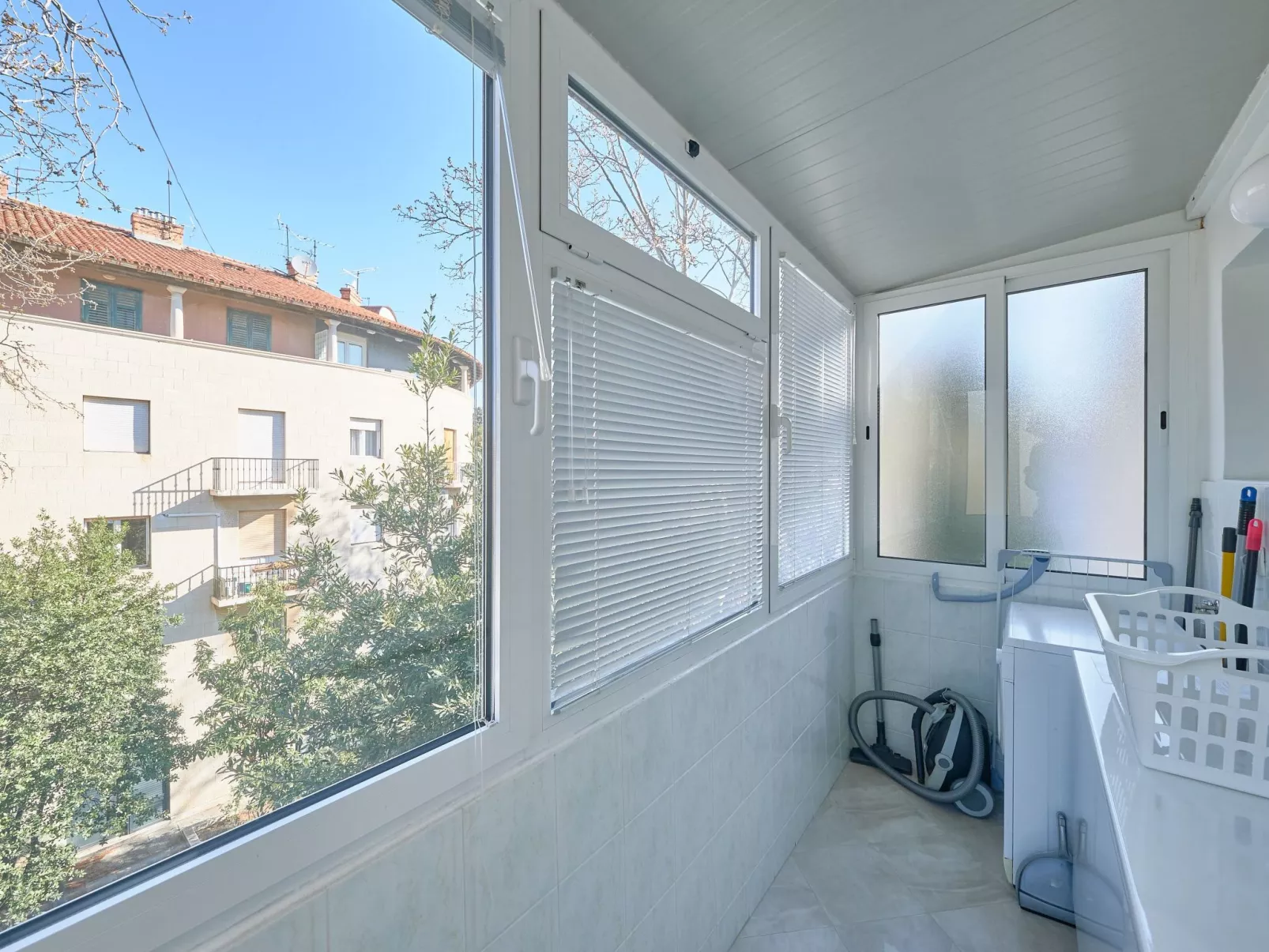 Andrea mit Stadtblick-Buiten