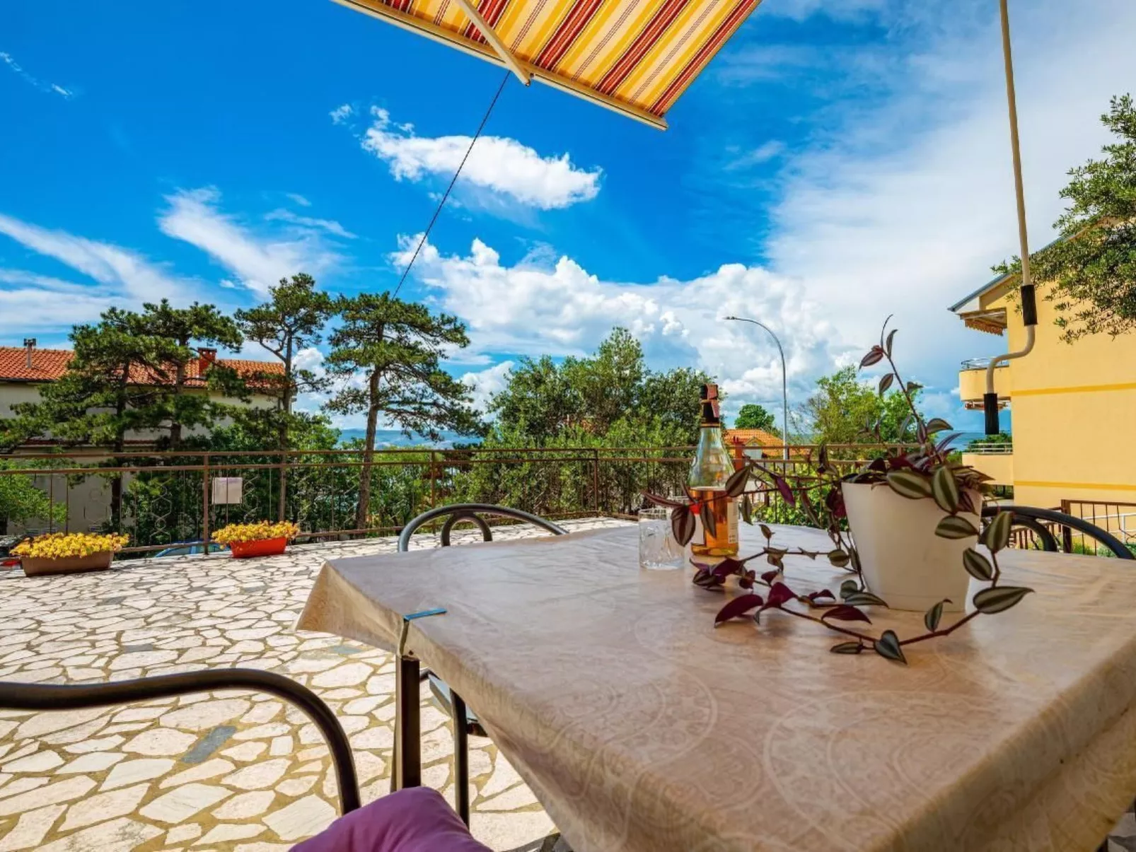 In Novi Vinodolski mit Terrasse und Meerblick-Buiten