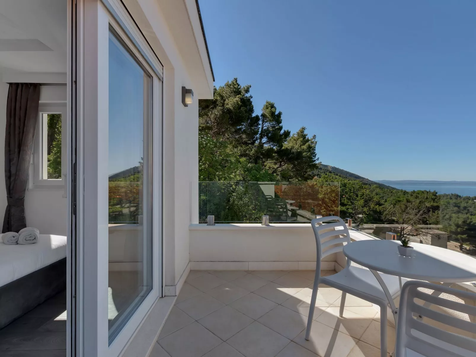 Mit Privatpool für 8 Personen  + 2 Kinder ca. 450 m&sup2; in Bast, Dalmatien (G-Binnen